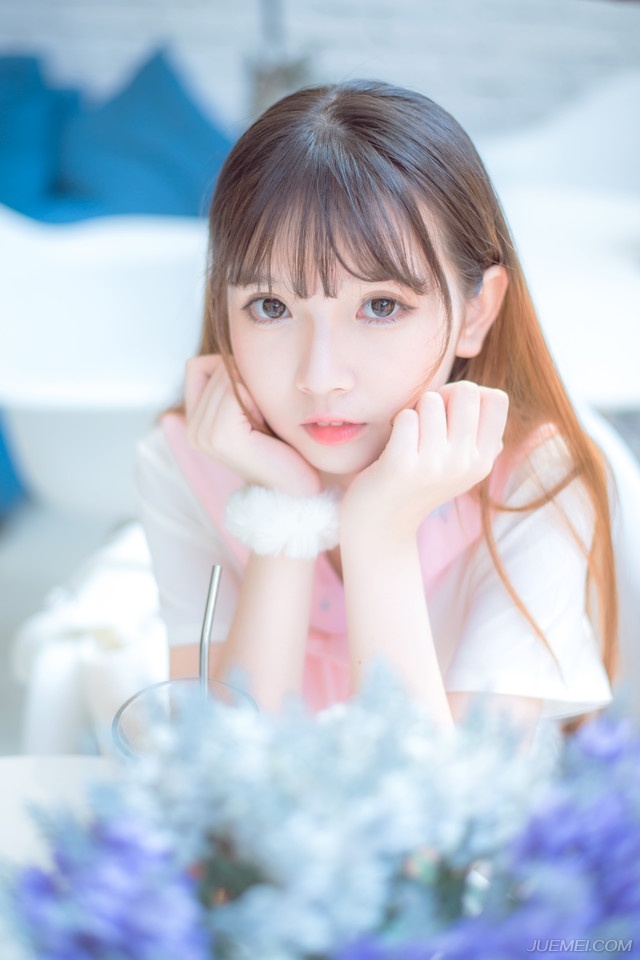 “我已命人将你妻子接走，秋毫无犯。”法正淡然道。